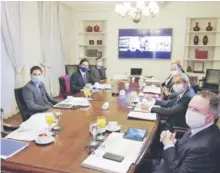  ?? FOTO: AGENCIAUNO ?? El ministro de Hacienda se reunió ayer con el empresaria­do en la sede de la CPC.