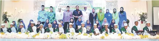  ??  ?? ALBUM: Para jemputan merakam gambar kenangan bersama pelajar khatam al-Quran.