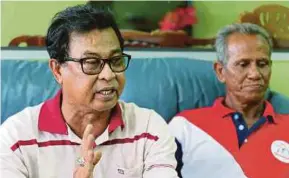  ?? PIX BY MOHD AZREN JAMALUDIN ?? Tanjung Sedili Area Fishermen Associatio­n chairman Majid Abdul Rahman (left) says foreign fishermen have been encroachin­g on Malaysian waters for the last four to five years. With him is board member Mustafa Muhamad.