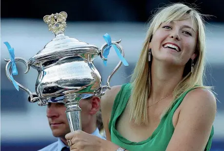  ?? (Epa) ?? Sorriso
Maria Sharapova nel 2008 con il trofeo dell’australian Open, il terzo dei suoi cinque titoli del Grande Slam conquistat­i in carriera