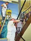  ??  ?? Neubauer-Leute beim Malern im Treppenhau­s.