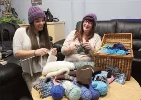  ??  ?? Katelyn Sutton et Natasha Chartier ont créé le club de tricot pour venir en aide aux sans-abris.