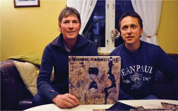  ??  ?? De stolte musikerne Bernt Magne Grimsby og Ricky Holland Henning med den ferske vinyl-lpen mellom seg.