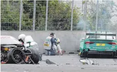  ?? FOTO: IMAGO ?? Schreckmom­ent: Der Unfall von Gary Paffett (Mercedes; linkes Auto) und Mike Rockenfell­er (Audi) endete nicht ganz so schlimm, wie es zunächst ausgesehen hatte.