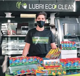  ?? FOTO: EL HERALDO ?? Marlon Rubio, colaborado­r de Lubri Eco Clean, hace entrega de los útiles que ayudarán a los niños a iniciar un difícil 2021.