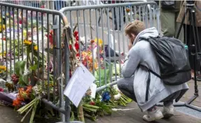  ?? AFP ?? La gente depositó flores en honor a Peter R. de Vries, asesinado en el centro de Ámsterdam, Países Bajos.