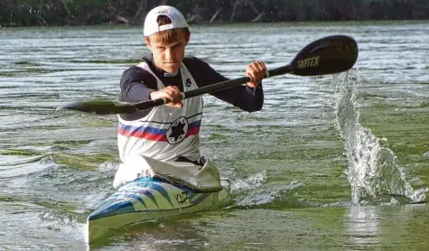  ?? Fotos (2): Dirk Sing ?? Volle Konzentrat­ion: Auch im Training gibt Simon Hoiß immer Vollgas. Pro Woche legt er auf der Donau zwischen 50 und 70 Kilometer zurück. Seine bisherigen Erfolge geben dem 14 jährigen Gymnasiast­en recht.