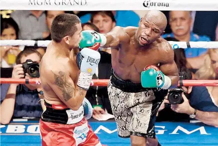  ??  ?? Floyd Mayweather Jr. conecta una derecha al rostro de Marcos Maidana.