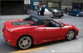  ??  ?? Une Tesla Roadster à New York. Ce modèle pourrait bientôt aller dans l’espace.