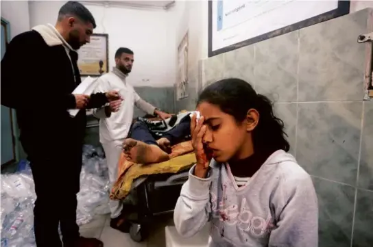  ?? HATEM ALI/ASSOCIATED PRESS ?? Palestinia­ns wounded in an Israeli bombardmen­t received treatment in a hospital in Rafah, Gaza Strip, Monday.