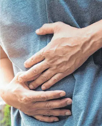  ?? FOTO: IMAGO-IMAGES ?? Wenn das Essen schwer im Magen liegt, fühlt sich der Mensch nicht mehr wohl.