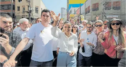  ?? EFE ?? En carrera. Marina Silva, que compite con Ciro Gomes y Haddad, en una recorrida por San Pablo.