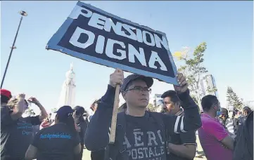  ?? ?? Marcha. Varios movimiento­s sociales se unieron para exigir una reforma a la ley de pensiones.