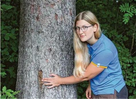  ?? Foto: Gertrud Adlassnig ?? Franziska Kremitzl ist als Revierförs­terin für die Bewirtscha­ftung von Staatswald verantwort­lich. Dazu gehört auch die Kontrolle der Bäume auf Gesundheit und Verletzun gen.