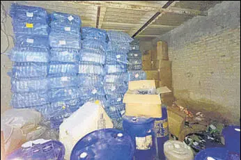  ?? SANJEEV KUMAR/HT ?? The illicit liquor manufactur­ing unit that was unearthed by the excise department at Badal village in Muktsar district on Saturday.