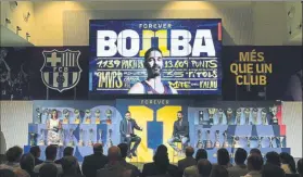  ?? FOTO: M. MONTILLA ?? Bartomeu, Navarro y los 35 trofeos ganados por el Barça a lo largo de su carrera