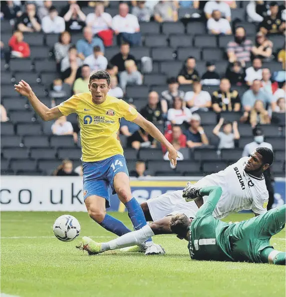  ??  ?? Ross Stewart scores to put Sunderland 1-0 ahead in Milton Keynes.