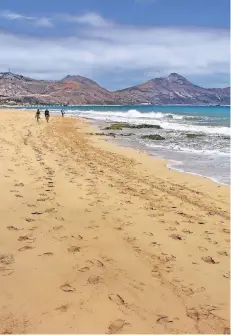  ??  ?? Der Sandstrand an der südlichen Küste von Porto Santo zieht sich über neun Kilometer.