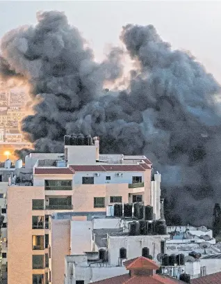  ??  ?? El bombardeo israelí en el barrio Hanadi, en Gaza