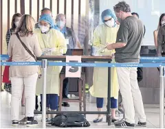  ?? MINISTRY OF TOURISM AND SPORTS PHOTO ?? Foreign tourists undergo health checks upon arriving at Samui airport under the Samui Plus tourism scheme.