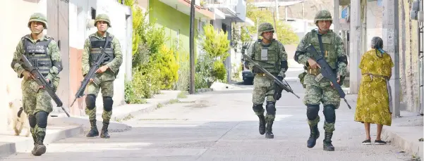  ??  ?? Unos 500 soldados y casi un centenar de policías estatales vigilan las entradas, salidas y hacen recorridos dentro de la ciudad. En medio de esa ocupación, Los Rojos y Los Ardillos operan.