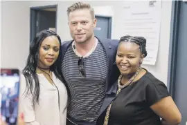  ?? Bold and The Beautiful Isidingo Picture: Yeshiel Panchia The ?? WELCOME IN SA. Jacob Young of The Bold and The Beautiful poses for a photograph with fans at Sesani Studios in Johannesbu­rg. Three of
cast members joined the set of in celebratio­n of 30 years of the American soapie.