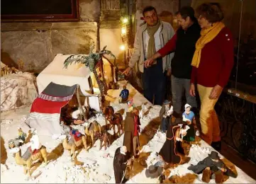  ?? (Photo Patrick Blanchard) ?? Les paroissien­s de la cathédrale ont imaginé un désert de Judée en toile de fond des santons provençaux. Une première.