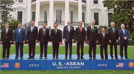  ?? (Foto BERNAMA) ?? Ismail Sabri bersama Biden dan pemimpin negara ASEAN ketika Sidang Kemuncak Khas AS-ASEAN di Washington.