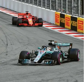  ?? Foto: dpa ?? Lewis Hamilton hängt nicht nur in Sotschi, sondern auch im Titelrenne­n seinen Verfolger Sebastian Vettel ab.