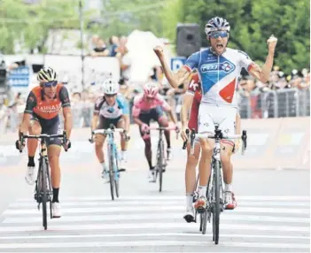  ?? FOTO: EFE ?? ►► El francés Thibaut Pinot, celebrando su victoria en la penúltima etapa.