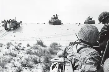  ?? FOTO: AFP ?? Tanques israelíes avanzan por el desierto del Sinaí, el 5 de junio de 1967.