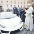  ?? FOTO: AFP ?? Schade eigentlich: Der Papst gibt seinen Lamborghin­i ab.