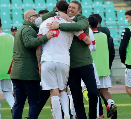  ??  ?? L’abbraccio e l’esultanza
Nella foto di Gino Sasanelli il significat­ivo abbraccio del tecnico barese Massimo Carrera con il bomber Cianci alla fine del derby con il Foggia Cianci è diventato il simbolo del Bari