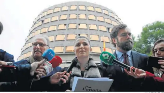  ?? JUAN CARLOS HIDALGO / EFE ?? La secretaria general de Vox, Macarena Olona, y el portavoz en el Congreso, Iván Espinosa de los Monteros (d), ayer ante el Tribunal Constituci­onal.