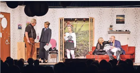  ?? FOTO: NORBERT PRÜMEN ?? „Eine verrückte Familie“präsentier­t die Kendel-Bühne diesmal ihrem Publikum auf der Bühne im St. Huberter Forum.