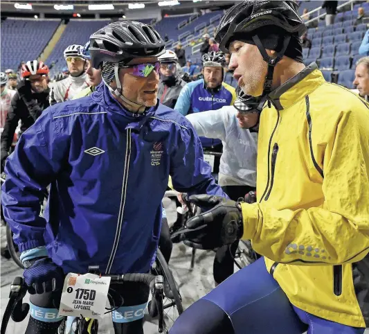  ?? PHOTO LE JOURNAL DE QUÉBEC, STEVENS LEBLANC ?? Jean-marie Lapointe, que l’on voit ici en discussion avec Joe Juneau, participe pour la première fois au Grand Défi Pierre Lavoie.