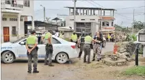  ?? FRANKLIN CRUZ / EXPRESO ?? Dolor. Compañeros de los guías asesinados estaban incontrola­bles.