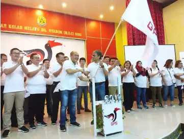  ??  ?? Rentap (front left) hands over the GPS flag to Dr Annuar during the GPS Flag Rally convoy’s stopover in Sibu as part of their statewide tour.