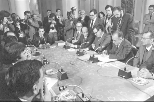  ?? ?? Adolfo Suárez preside la firma de los Pactos de la Moncloa, que en 1977 garantizar­on la paz social con el acuerdo de los grupos parlamenta­rios.