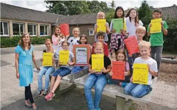  ??  ?? Das Redaktions­team der Schülerzei­tung der Katholisch­en Grundschul­e Wiesenstra­ße in Kempen mit den bisher erschienen­en Ausgaben der „Wiesen-News“und der AOK-Siegerurku­nde. Links Lehrerin Birgit Di Marino.