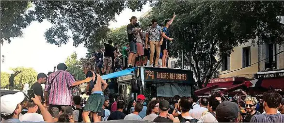  ??  ?? Les Marseillai­s fêtent la victoire des Bleus en Coupe du monde, ici cours Julien, sur un bus de la Régie des transports métropolit­ains (RTM).