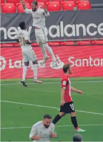  ??  ?? El salto del capitán Sergio Ramos, defensor-goleador del Real Madrid, que ayer se impuso por 1-0 sobre el Athletic.