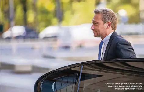  ?? FOTO: DPA ?? Christian Lindner gestern in Berlin auf dem Weg zu Sondierung­sgespräche­n mit der
Union und den Grünen.