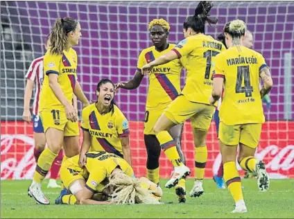  ?? FOTO: AP ?? El Barça celebra el gol de Kheira Hamraoui ante el Atlético
La francesa se ha especializ­ado en goles decisivos en eliminator­ias