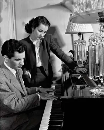  ?? ASSOCIATED PRESS ?? Composer and conductor Leonard Bernstein with then-fiancee Felicia Montealegr­e of Santiago, Chile, in Boston in 1947.