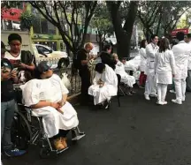  ?? Claudia Daut/Reuters ?? Pacientes são retirados de hospital na Cidade do México