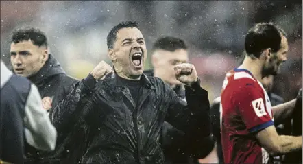  ?? FOTO: PERE PUNTÍ ?? Míchel Sánchez, bajo la lluvia de Girona
El técnico vallecano es el gran artífice de la histórica clasificac­ión para la Champions League