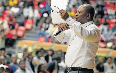  ?? Picture: BRIAN WITBOOI ?? FULL SUPPORT: Higher Education Parents Dialogue secretary Mthi Ndube addresses students at a mass meeting at the NMMU Indoor Sports Centre yesterday