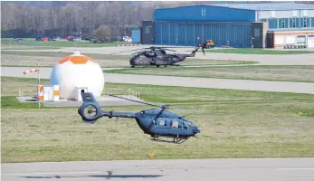  ?? FOTO: RALF HOCHREIN ?? Der neue Mehrzweckh­ubschraube­r LUH 145 M, hinten eine CH-53, aus Laupheim hat eine Freiluftle­itung gekappt.