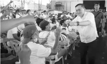  ?? ?? Senator Christophe­r Lawrence “Bong” Go greets Cebuano beneficiar­ies during distributi­on of assistance in Cebu last Friday. CONTRIBUTE­D PHOTO